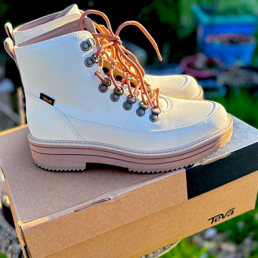 Teva Midform Booties NIB! Size 10
